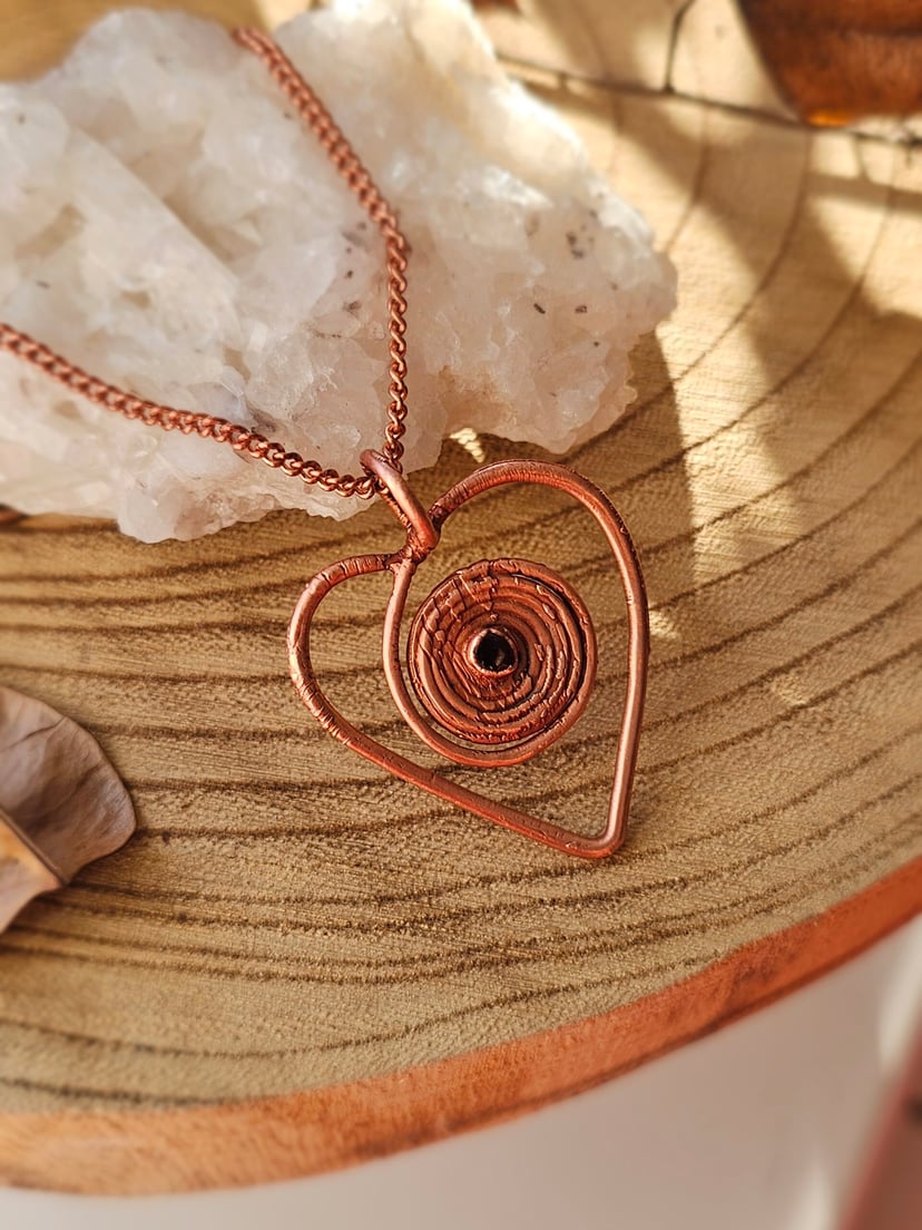 Amulet miedziany - 'Spirala Miłości' z granatem