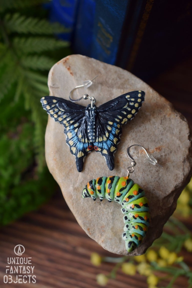 Kolczyki z rzeźbą motyla Papilio polyxenes oraz jego gąsienicy
