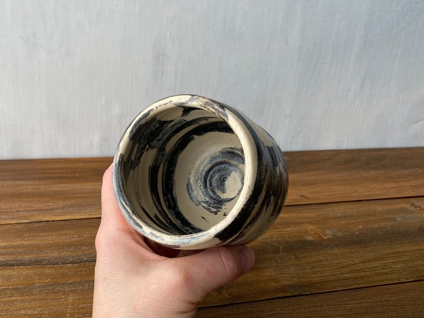 Czarka czarno-biała Zen №1 - ceramiczna czarka z kolekcji ZEN