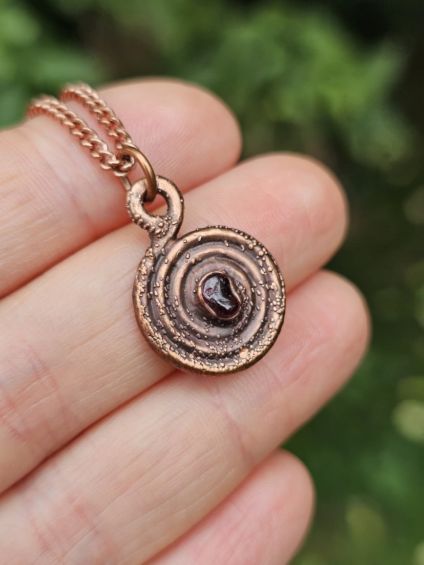 Amulet miedziany medalik - 'Spirala Życia' z granatem