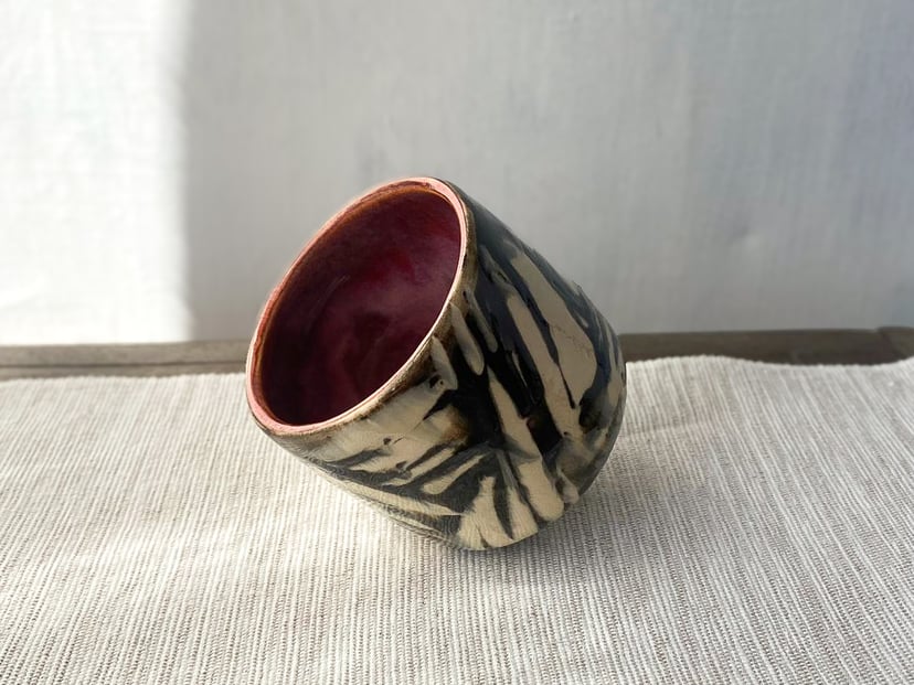 Abstrakcyjna śliwka w środku – czarka ceramiczna
