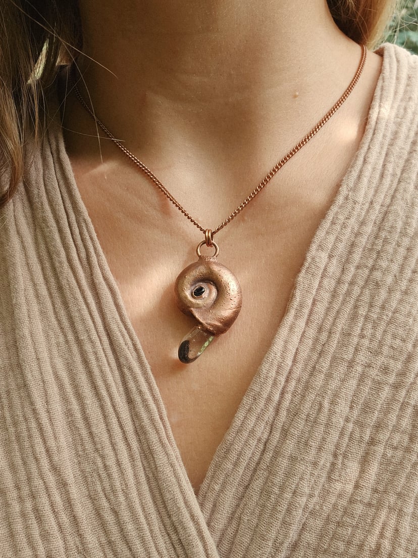 Amulet miedziany - "Echoes of the Spiral" z kryształem górskim