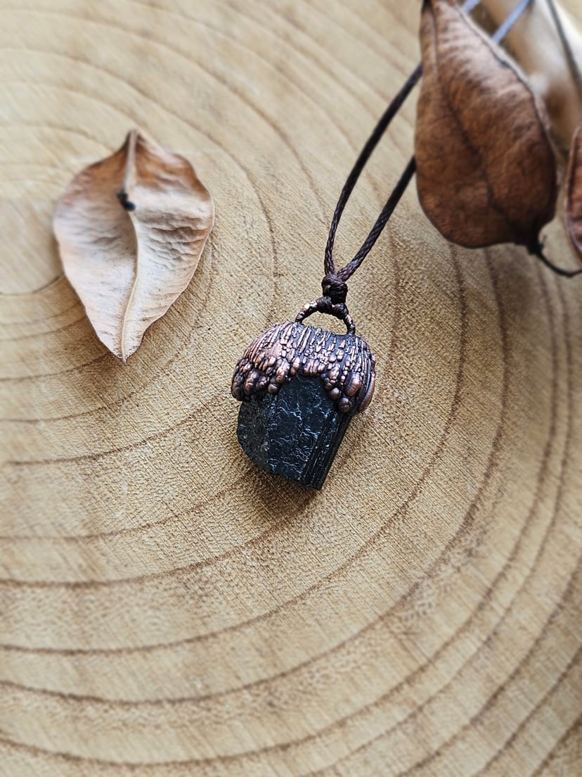 Amulet miedziany "Raw" - Czarny Turmalin