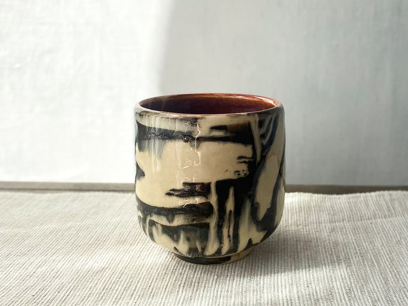 Abstrakcyjna śliwka w środku – czarka ceramiczna