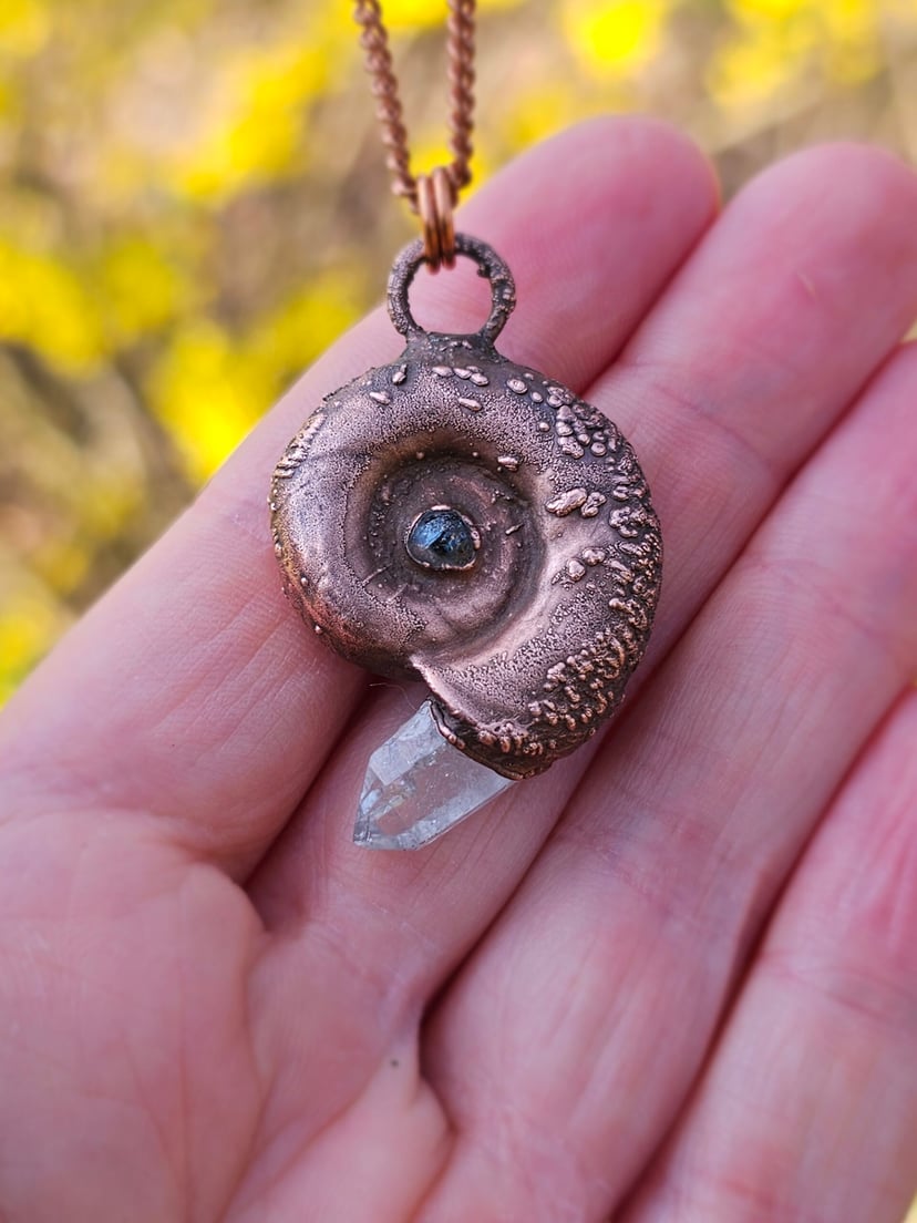 Amulet miedziany - "Echoes of the Spiral" z kryształem górskim