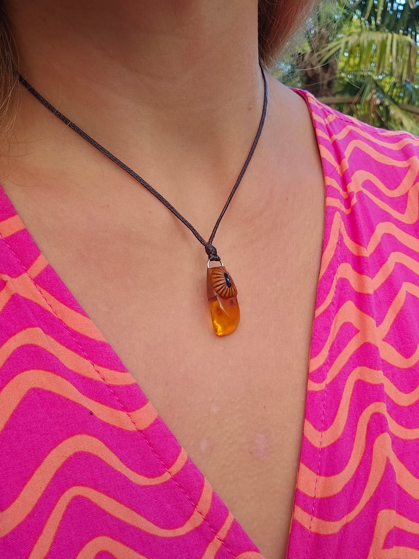 Amulet Wiecznego Lata "Kropla Słońca" - Bursztyn z Granatem