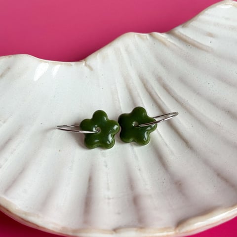 Żabcia – wiszące kolczyki z porcelany w kształcie kwiatu – Porcelka mini bloom