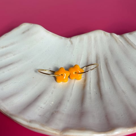 Mandarynka – wiszące kolczyki z porcelany w kształcie kwiatu – Porcelka micro bloom