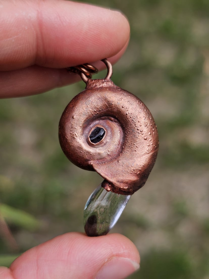 Amulet miedziany - "Echoes of the Spiral" z kryształem górskim