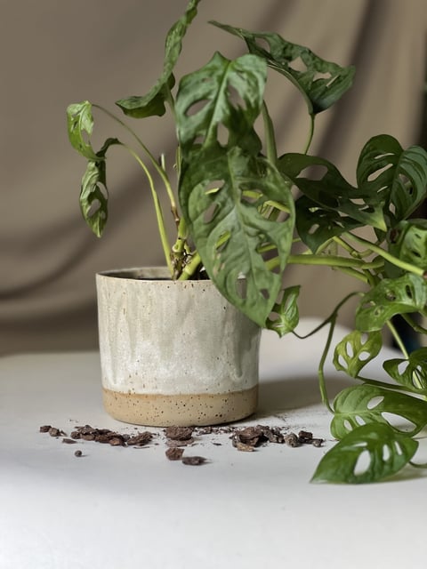 Osłonka ceramiczna Zgaszona zieleń spływ 9 cm – ręcznie robiona na doniczkę