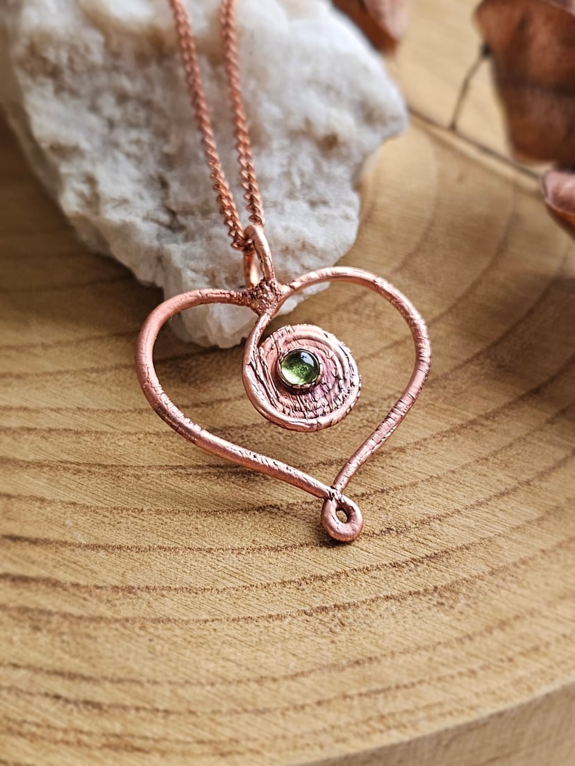Amulet miedziany - 'Spirala Miłości' z oliwinem