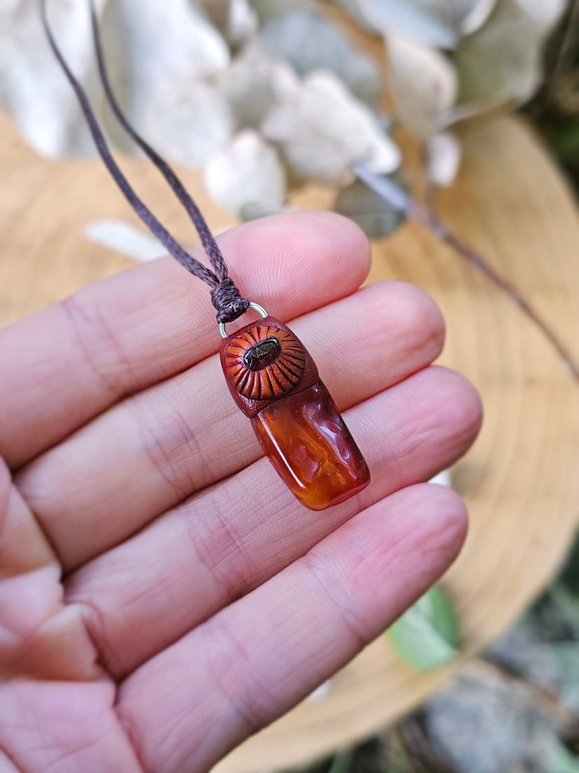 Amulet Wiecznego Lata "Kropla Słońca" - Bursztyn z Granatem
