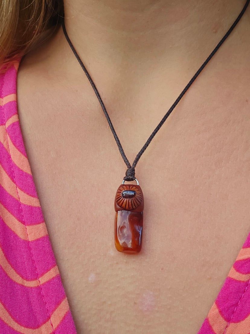 Amulet Wiecznego Lata "Kropla Słońca" - Bursztyn z Granatem