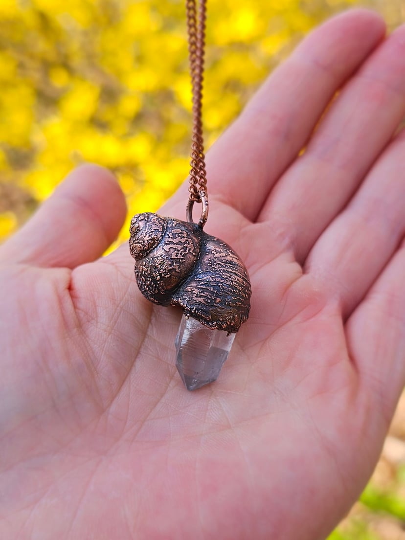 Amulet miedziany - "Echoes of the Spiral" z kryształem górskim