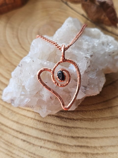 Amulet miedziany - 'Spiralka Miłości' z granatem