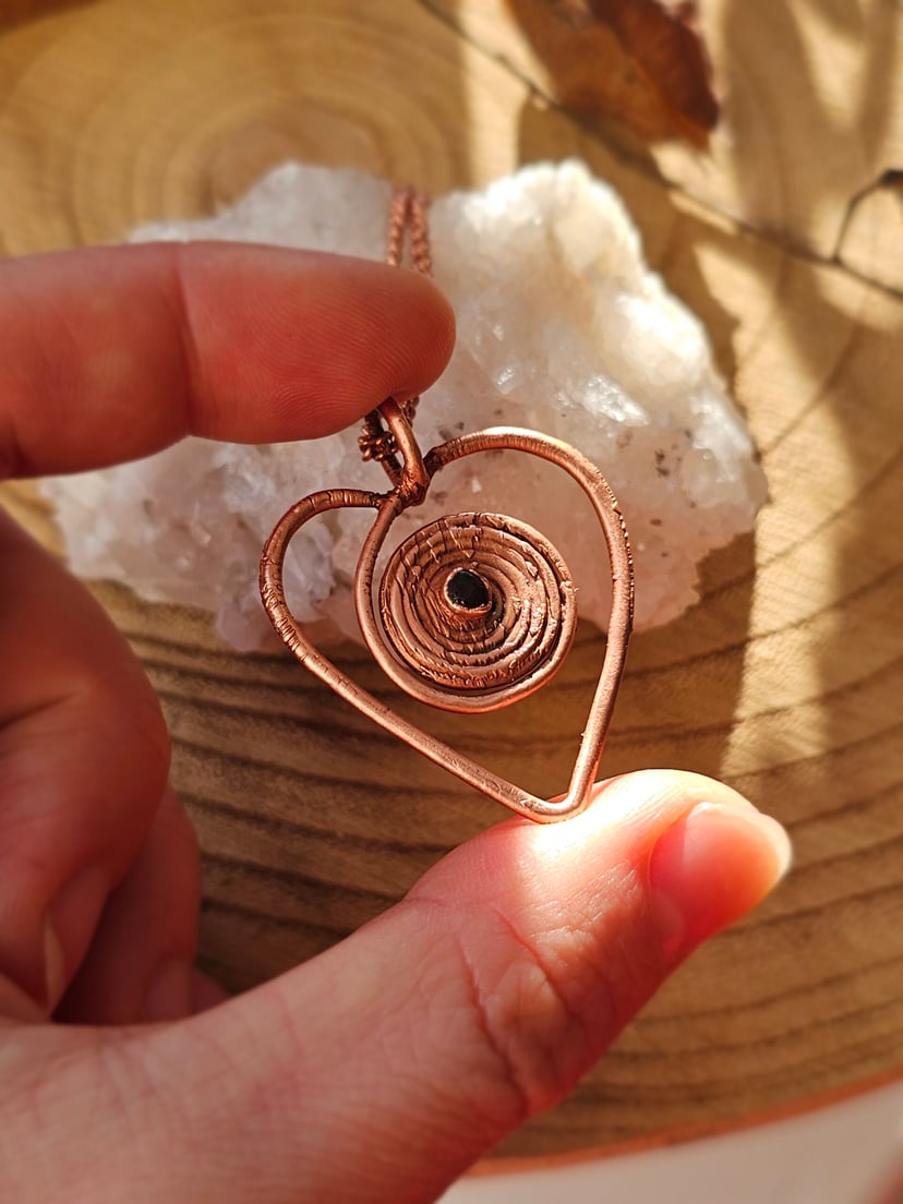 Amulet miedziany - 'Spirala Miłości' z granatem