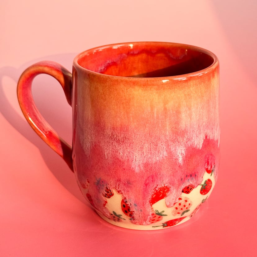 Ceramiczny kubek w truskawki