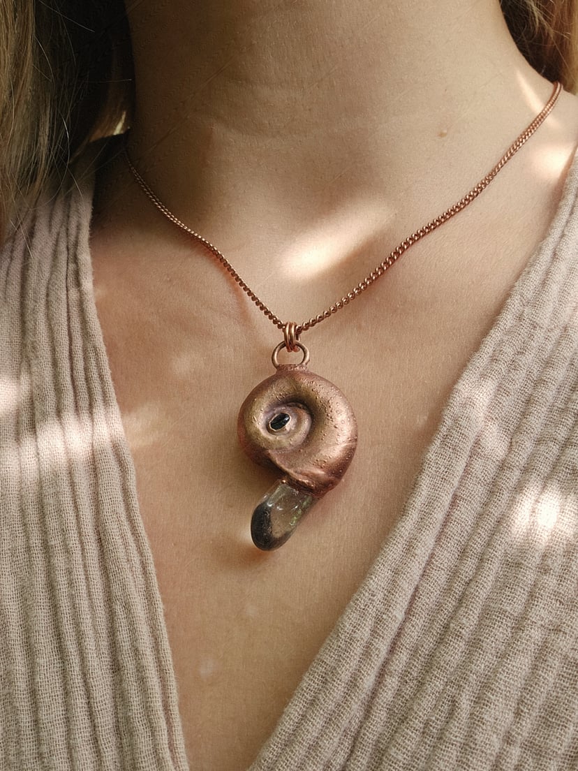 Amulet miedziany - "Echoes of the Spiral" z kryształem górskim