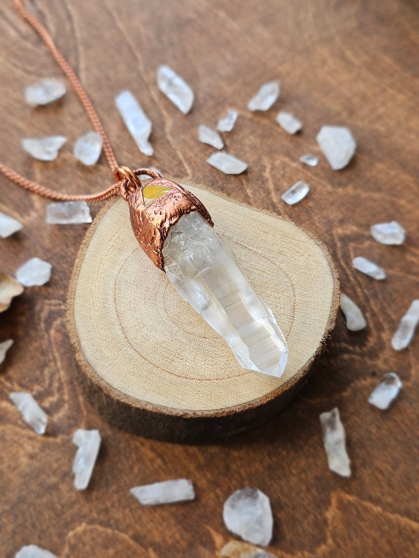 Amulet miedziany - surowy kryształ z tygrysim okiem
