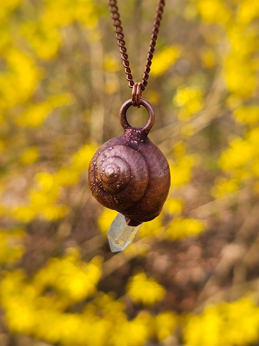 Amulet miedziany delikatny - "Echoes of the Spiral" z kryształem górskim