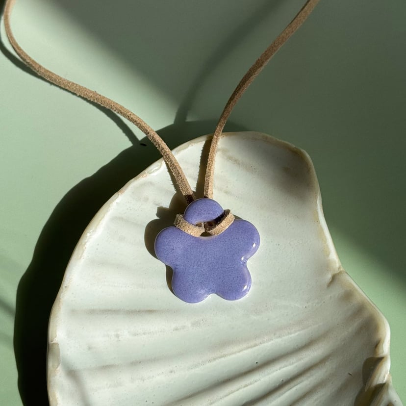 Violet - porcelanowy naszyjnik na rzemyku - porcelka wielki bloom