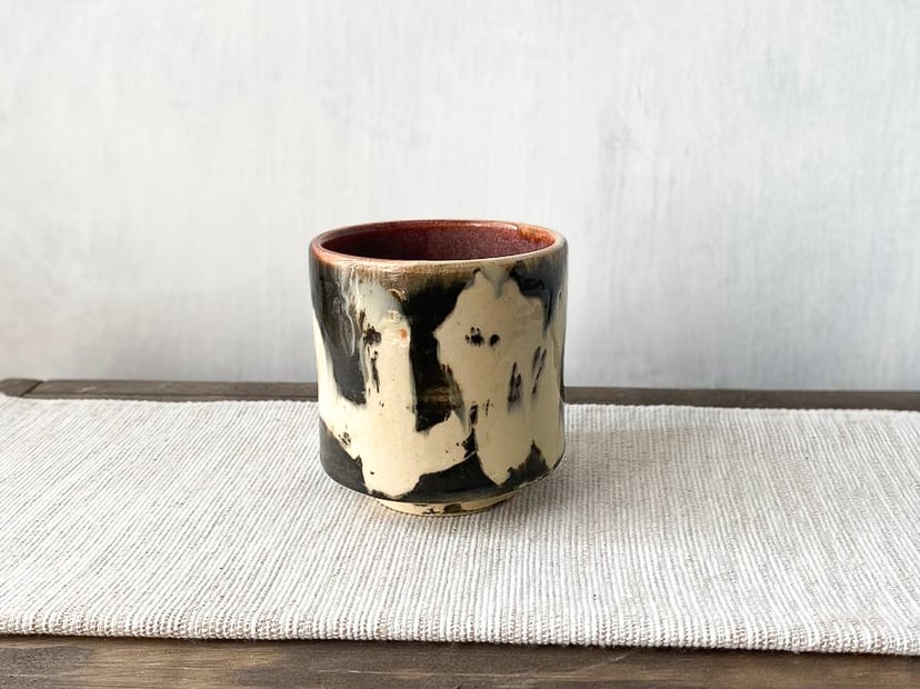 Śliwka w środku – ceramiczna czarka inspirowana japońską kaligrafią