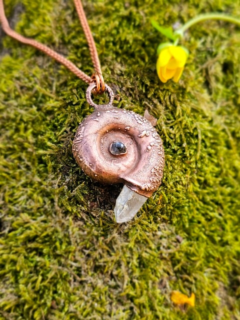 Amulet miedziany - "Echoes of the Spiral" z kryształem górskim