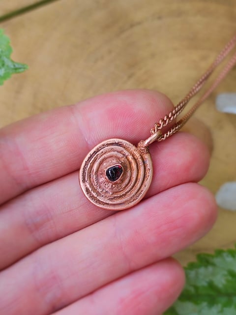 Amulet miedziany medalik - 'Spirala Życia' z granatem