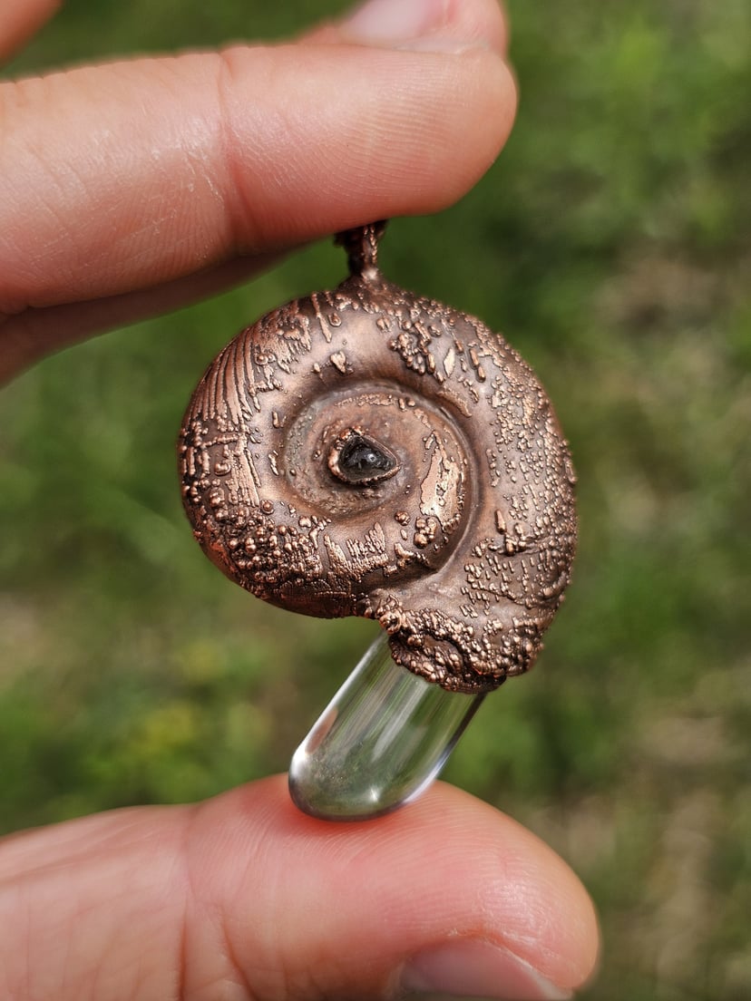 Amulet miedziany - "Echoes of the Spiral" z kryształem górskim - rustykalny