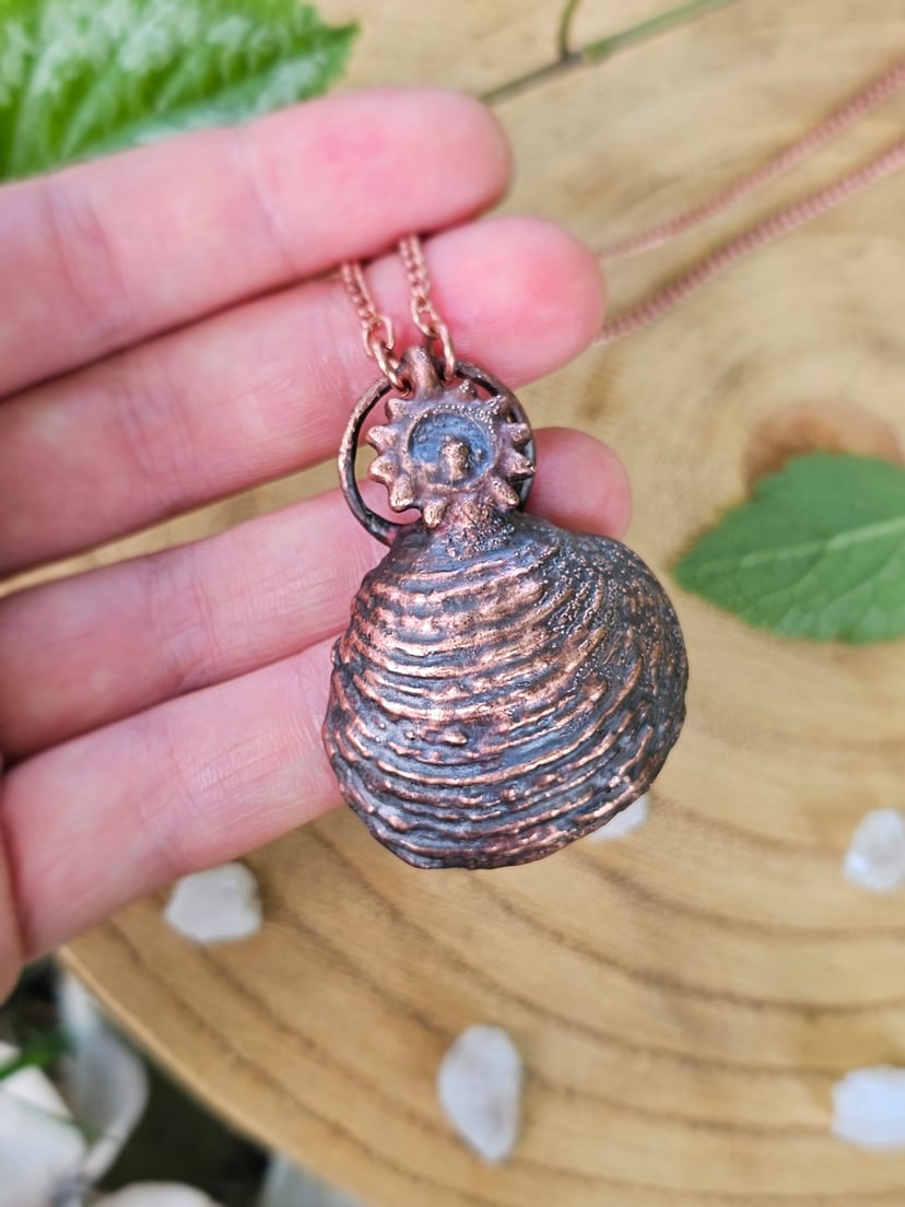 Letni Amulet ze Słoneczną Muszlą - miedziany