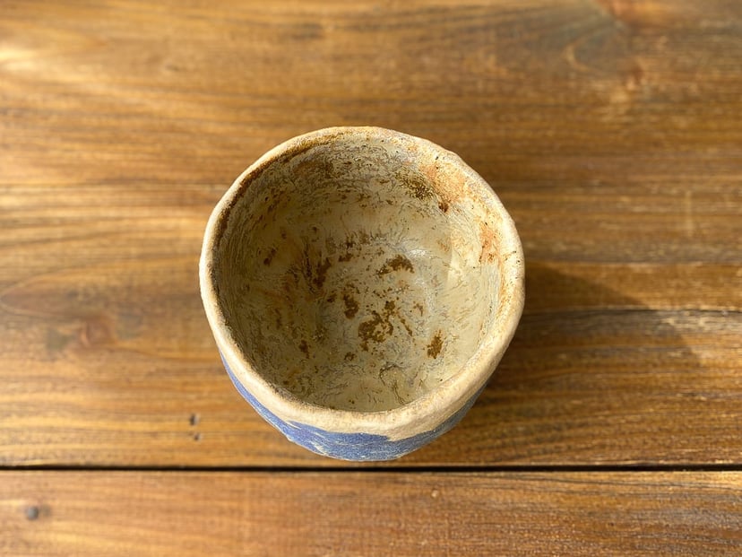 Czarka Wabi-sabi - ręcznie formowana czarka z jasnej gliny szamotowej