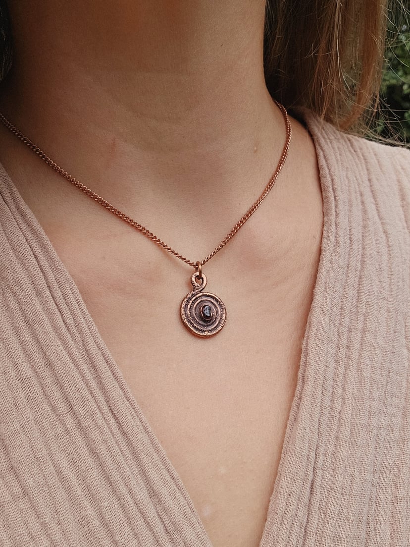 Amulet miedziany medalik - 'Spirala Życia' z granatem