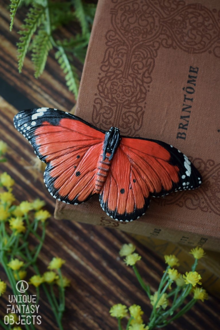 Spinka do włosów z rzeźbą motyla Danaus chrysippus