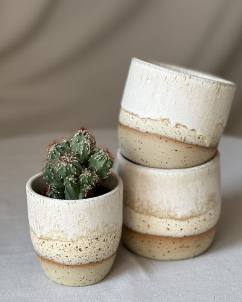 Osłonka ceramiczna Beżowa z białym spływem 10,5 cm – ręcznie robiona na doniczkę