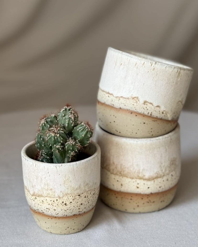 Osłonka ceramiczna Beżowa z białym spływem 10,5 cm – ręcznie robiona na doniczkę