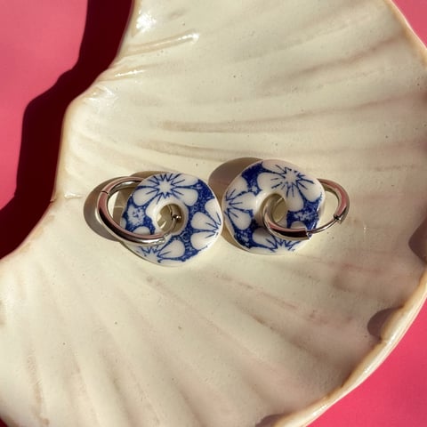 Kobaltowe kwiaty - wiszące kolczyki z porcelany - Porcelka donut
