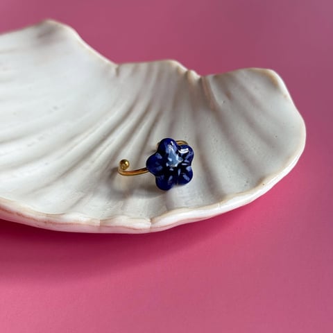 Cobalt w kropki - pierścionek porcelanowy - Porcelka kwiat
