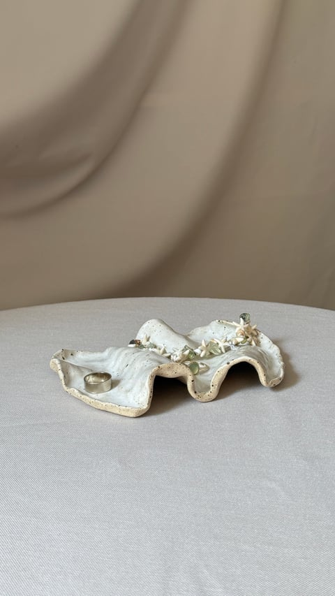 Ceramiczna podstawka na biżuterię – falowana – ręcznie robiona taca ceramiczna