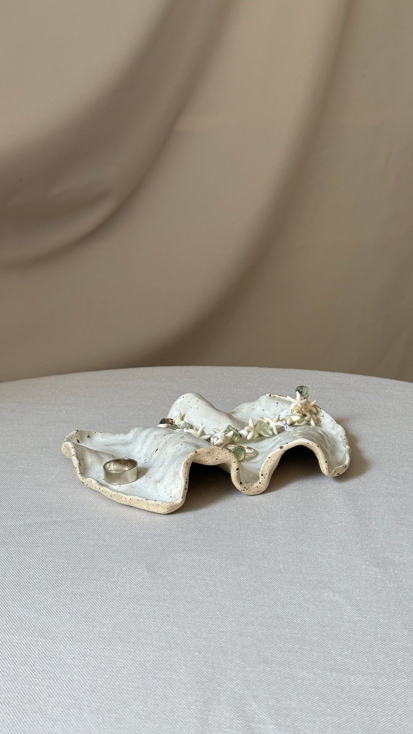 Ceramiczna podstawka na biżuterię – falowana – ręcznie robiona taca ceramiczna