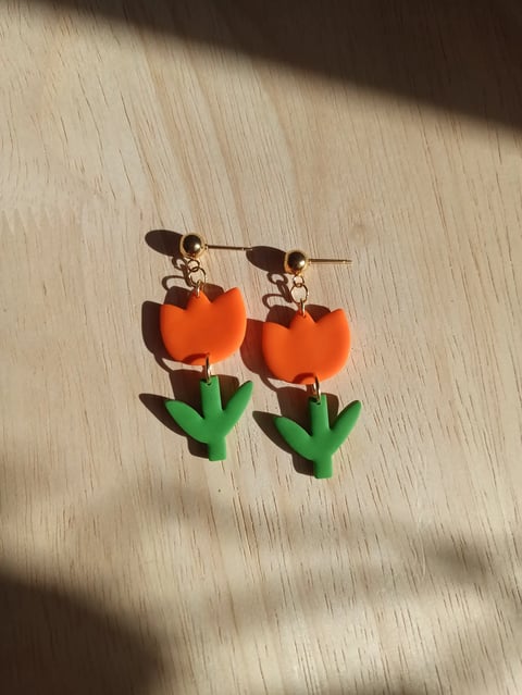 Kolczyki tulipany – w kolorze pomarańczowym z zieloną