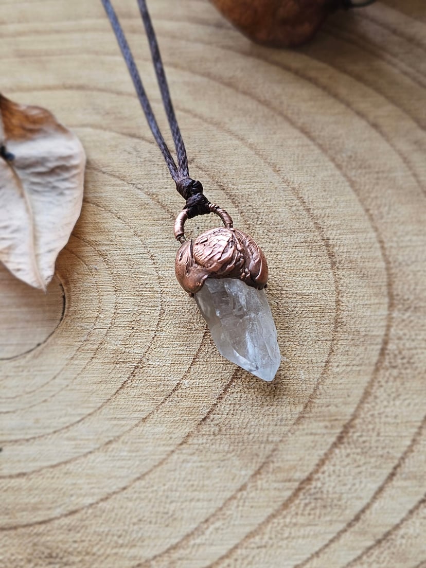 Amulet miedziany - surowy kryształek w miedzi