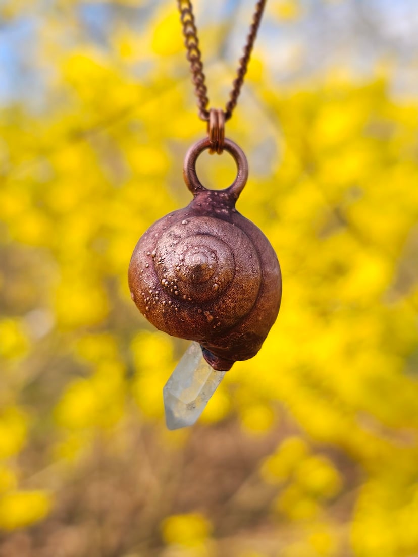 Amulet miedziany delikatny - "Echoes of the Spiral" z kryształem górskim