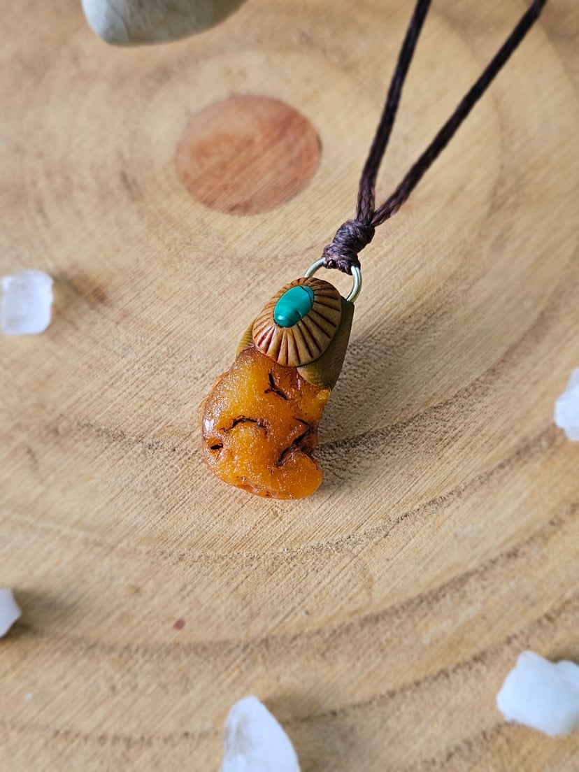 Amulet Wiecznego Lata "Kropla Słońca" - Bursztyn z Malachitem