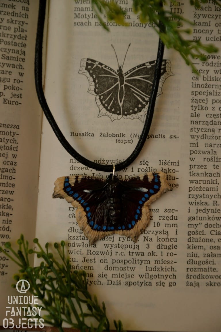 Naszyjnik z rzeźbą motyla rusałka żałobnik