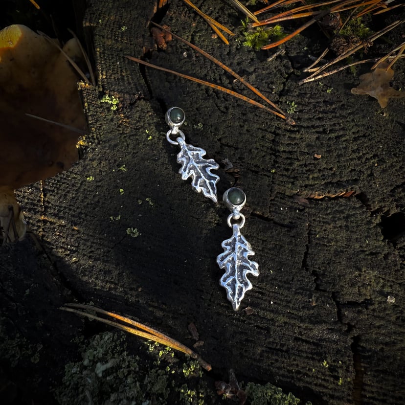 Kolczyki Dąb – srebrne kolczyki 925 z serpentynitem, motyw liści dębu