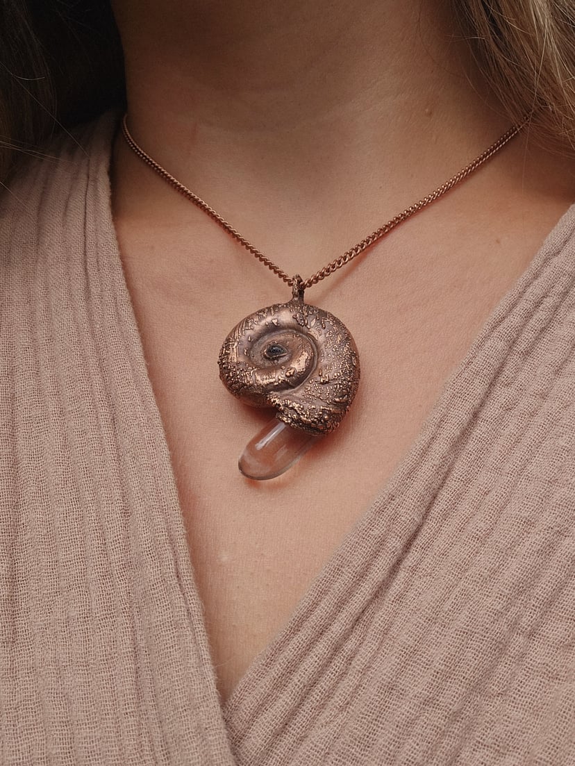 Amulet miedziany - "Echoes of the Spiral" z kryształem górskim - rustykalny