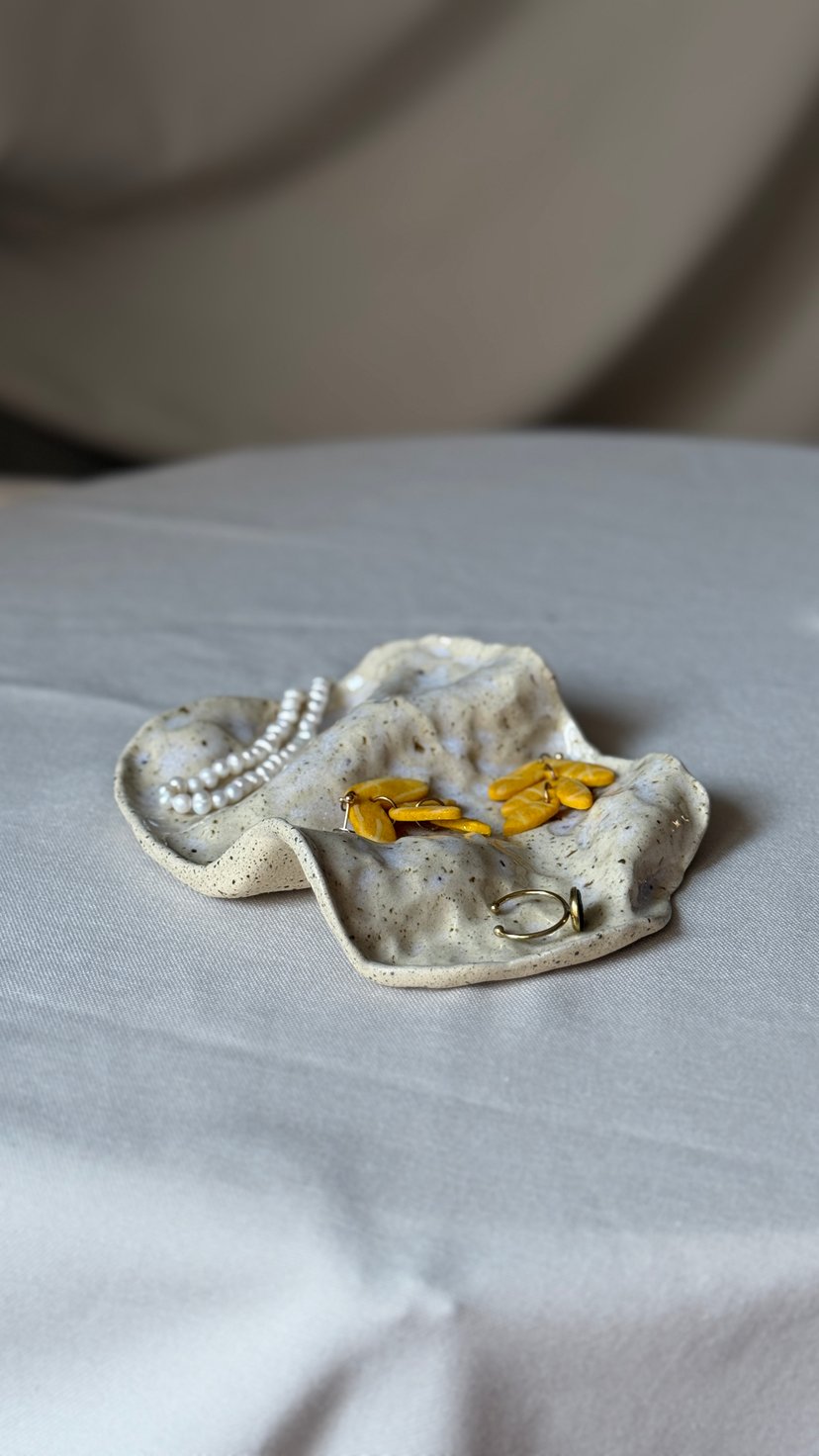 Ceramiczna podstawka na biżuterię – falowana – ceramiczny organizer handmade (wariant 2)