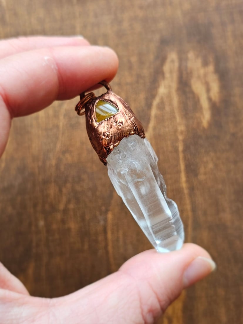 Amulet miedziany - surowy kryształ z tygrysim okiem