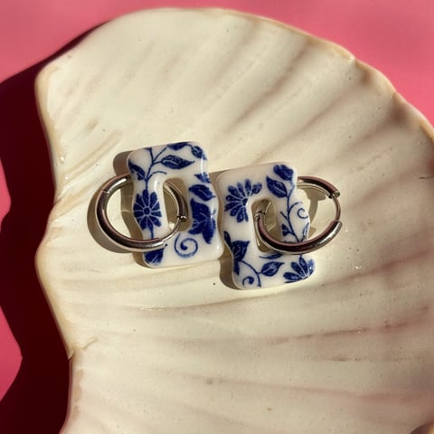 Kobaltowe kwiaty - kolczyki wiszące z porcelany w nieregularnym kształcie - Porcelka falka