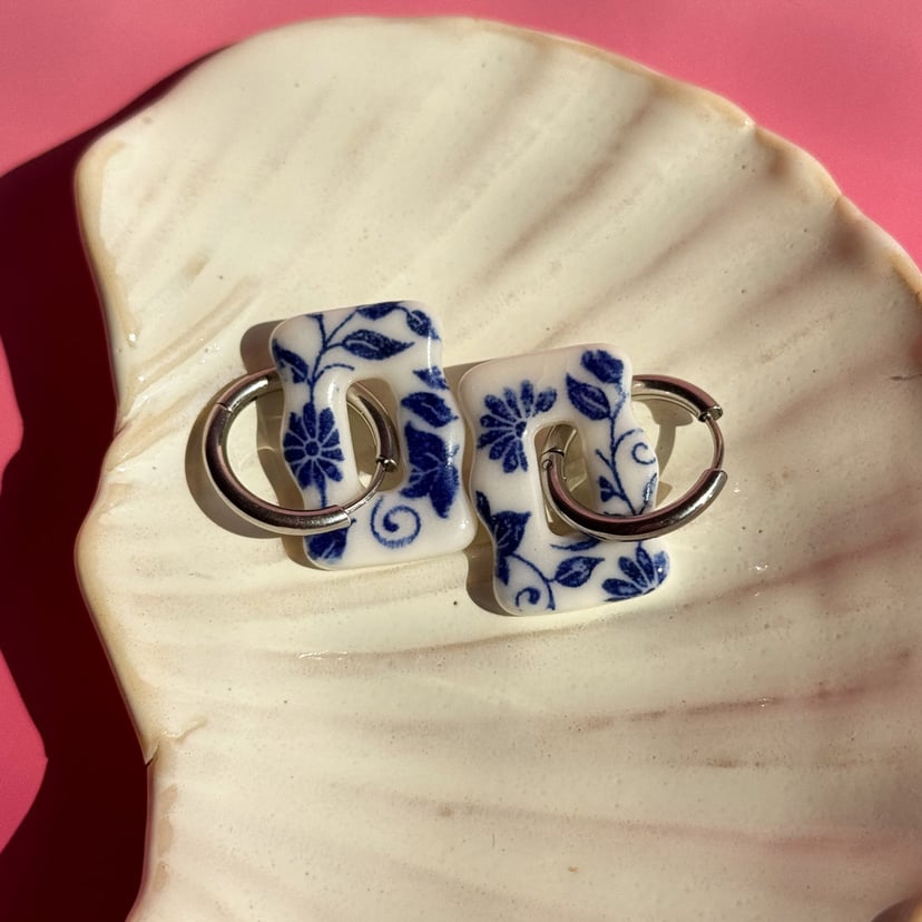 Kobaltowe kwiaty - kolczyki wiszące z porcelany w nieregularnym kształcie - Porcelka falka